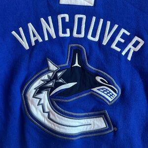Vancouver Canucks Men’s Embroidered Hoodie Size Small‎
